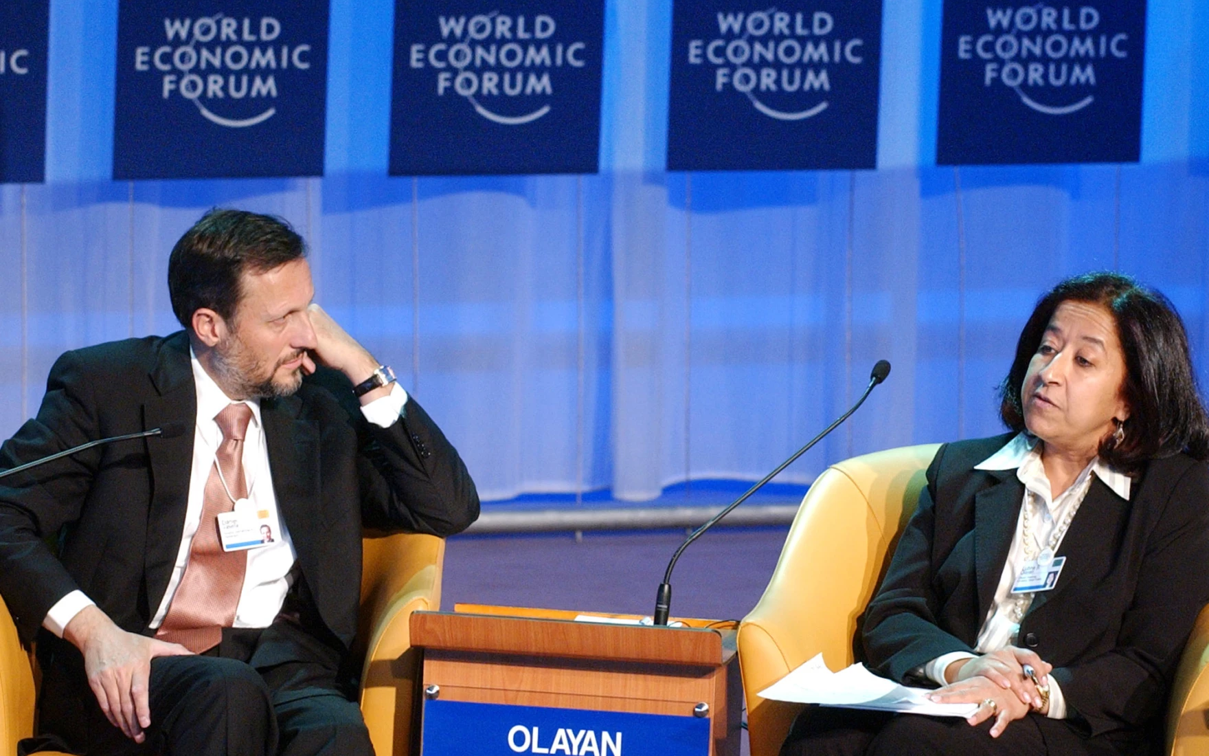 Lubna Olayan speaks with Novartis CEO Daniel Vasella at WEF 2005, Davos.